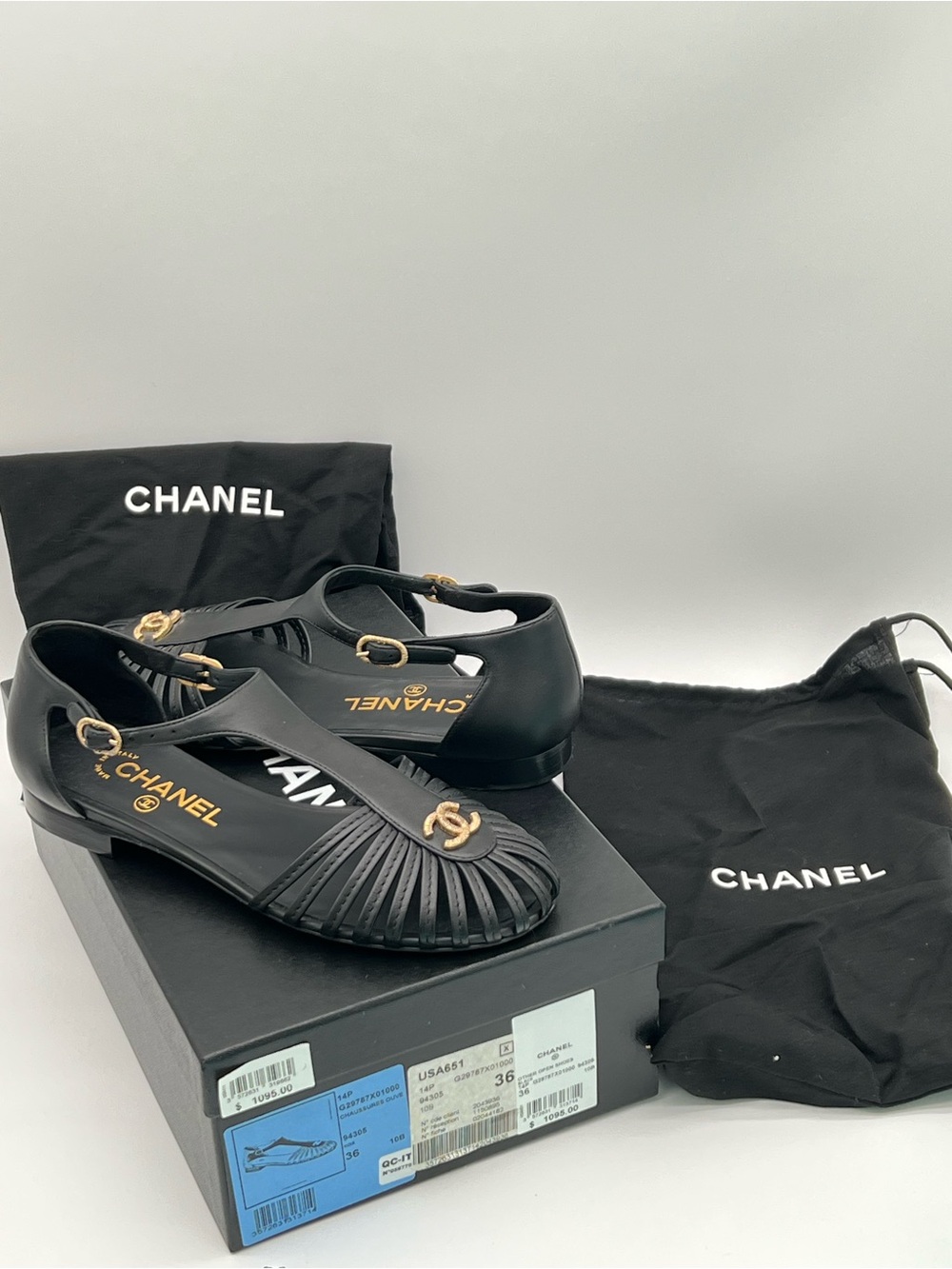 🔴NEW🔴Authentic CHANEL Black Leather T-Strap Sandals with Gold CC Logo🔴